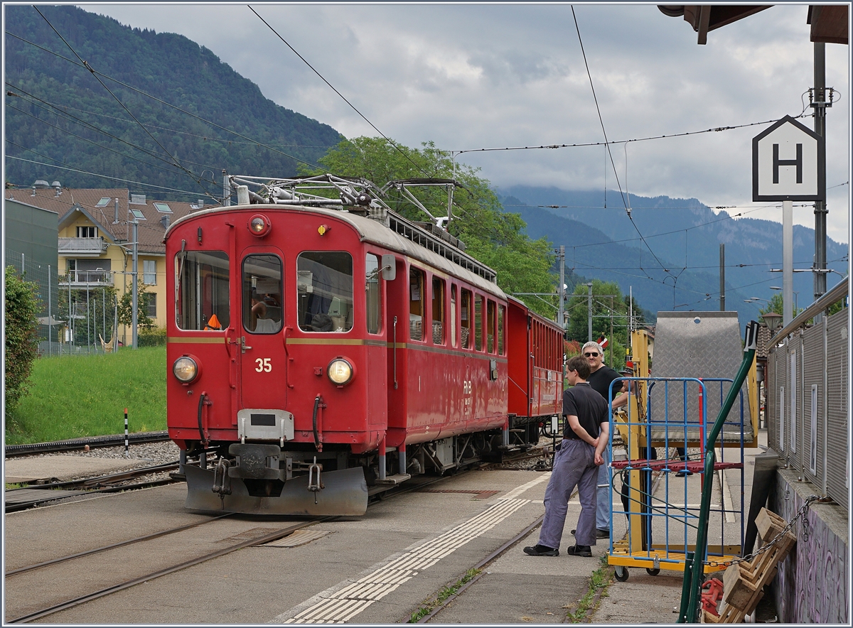 Der Blonay-Chamby  Riviera Belle Epoque  Zug, bestehend aus RhB ABe 4/4 35 und dem CEV C 21 warten in Blonay auf die Abfahrt nach Vevey.

28. Juni 2020