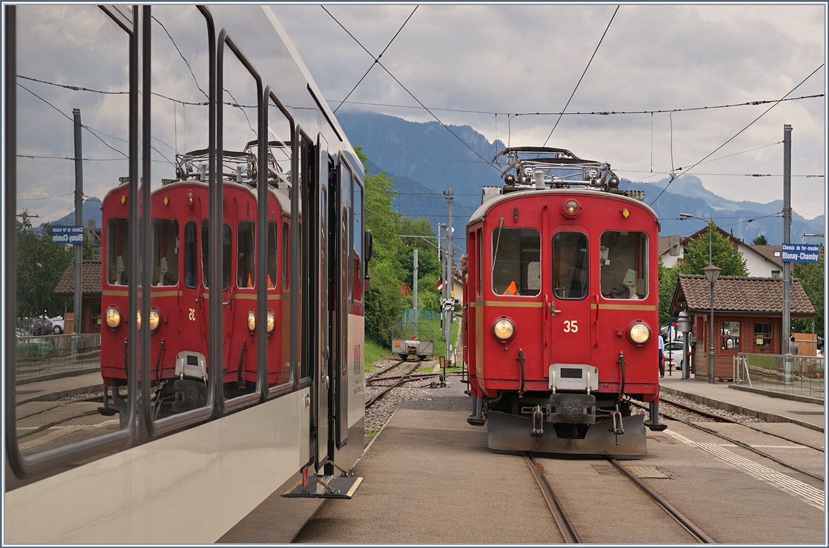 Der Blonay-Chamby  Riviera Belle Epoque  Zug, bestehend aus RhB ABe 4/4 35 und dem CEV C 21 warten in Blonay auf die Abfahrt nach Vevey.

28. Juni 2020