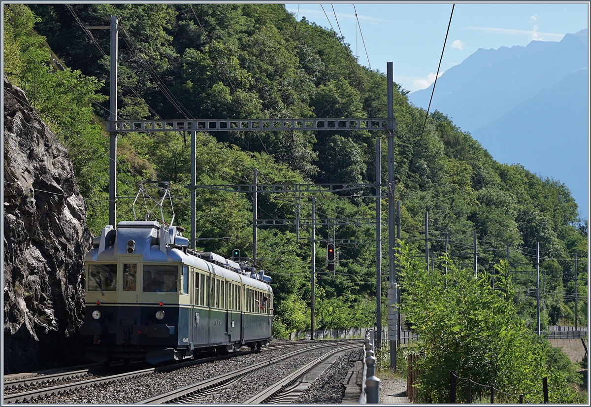 Der BLS BCFe 4/6 736 auf der Fahrt nach Brig kurz nach Lalden.
14. August 2016