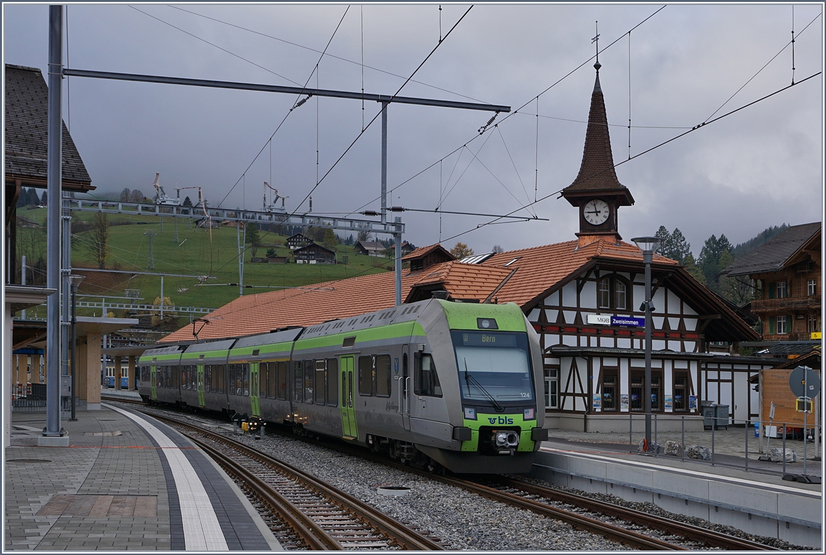 Der BLS Lötschberger RABe 535 124 im MOB Bahnhof Zweisimmen.
30. Okt. 2017