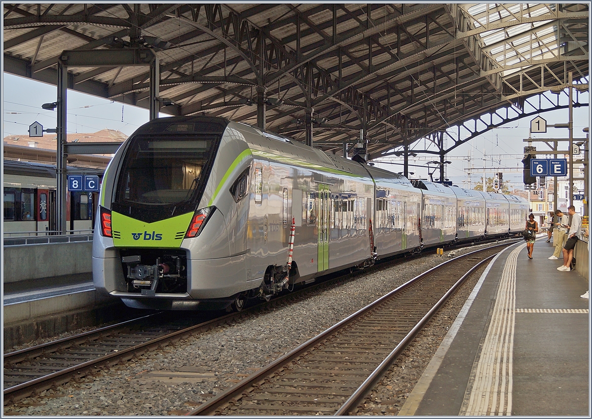 Der BLS RABe 528 102-7 (UIC 94 85 7 528 102-7 CH-BLS) auf einer Testfahrt in Lausanne. 

6. August 2020
