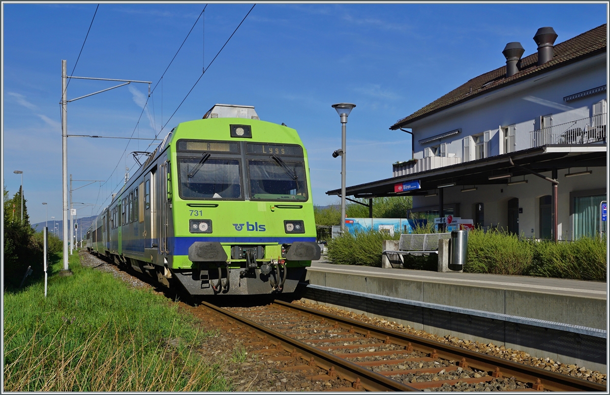 Der BLS RBDe 565 731 (94 85 7 565 731-7 CH-BLS) hat mit seinem Regionalzug von Lyss sein Ziel Büren an der Aare erreicht, ENDSTATION (pardon  Endbahnhof  heisst dies heute korrekt). 

19. April 2022