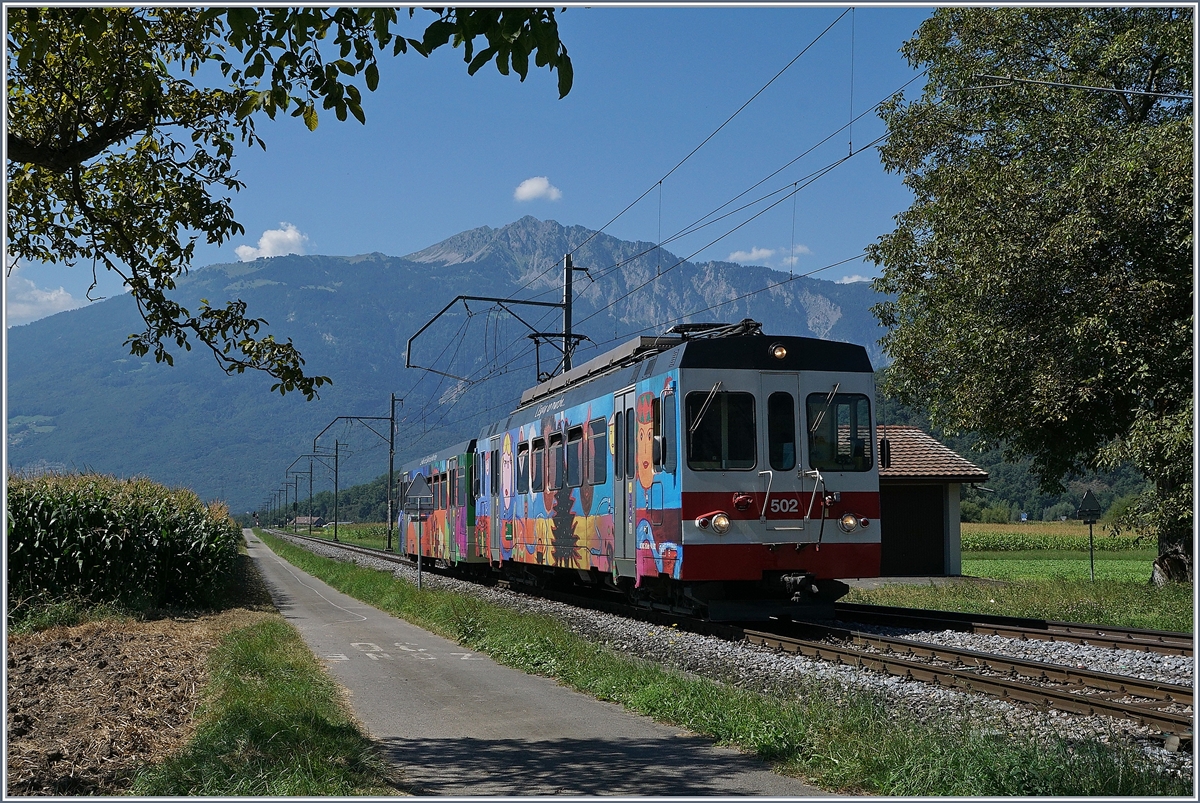 Der Bunte TPC BDeh 4/4 502 mit Bt auf der Fahrt Richtung Aigle bei Villy.

26. Aug. 2016
