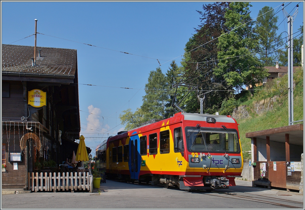 Der BVB Beh 4/8 93 erreicht als Regionalzug 23 von Villars-sur-Ollon nach Bex den Bahnhof  Gryon.
12. August 2015