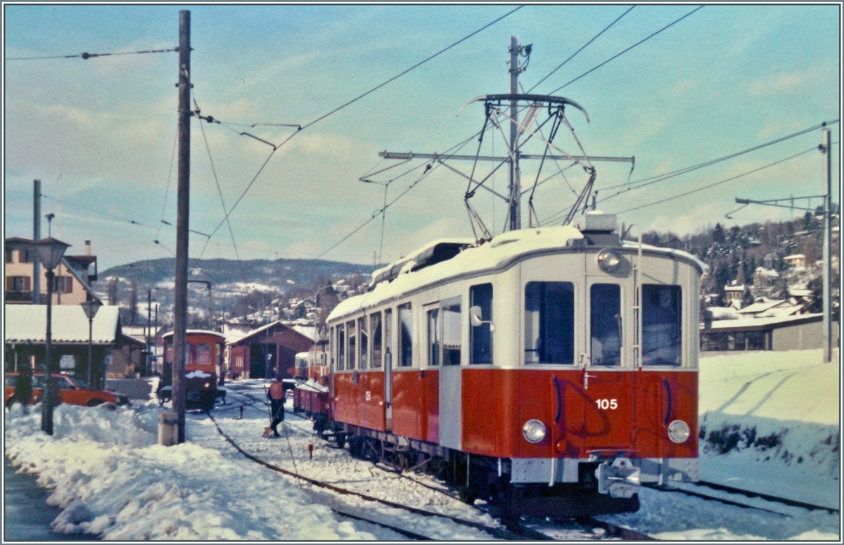 Der CEV BDe 4/4 105 mit einem Dienstzug in Blonay bei der Schneeräumung.

Der Triebwagen steht zur Zeit in Les Cases und sollte bei sich bietender Gelegenheit von der Blonay-Chamby Bahn aufgearbeitet werden.

Januar 1985