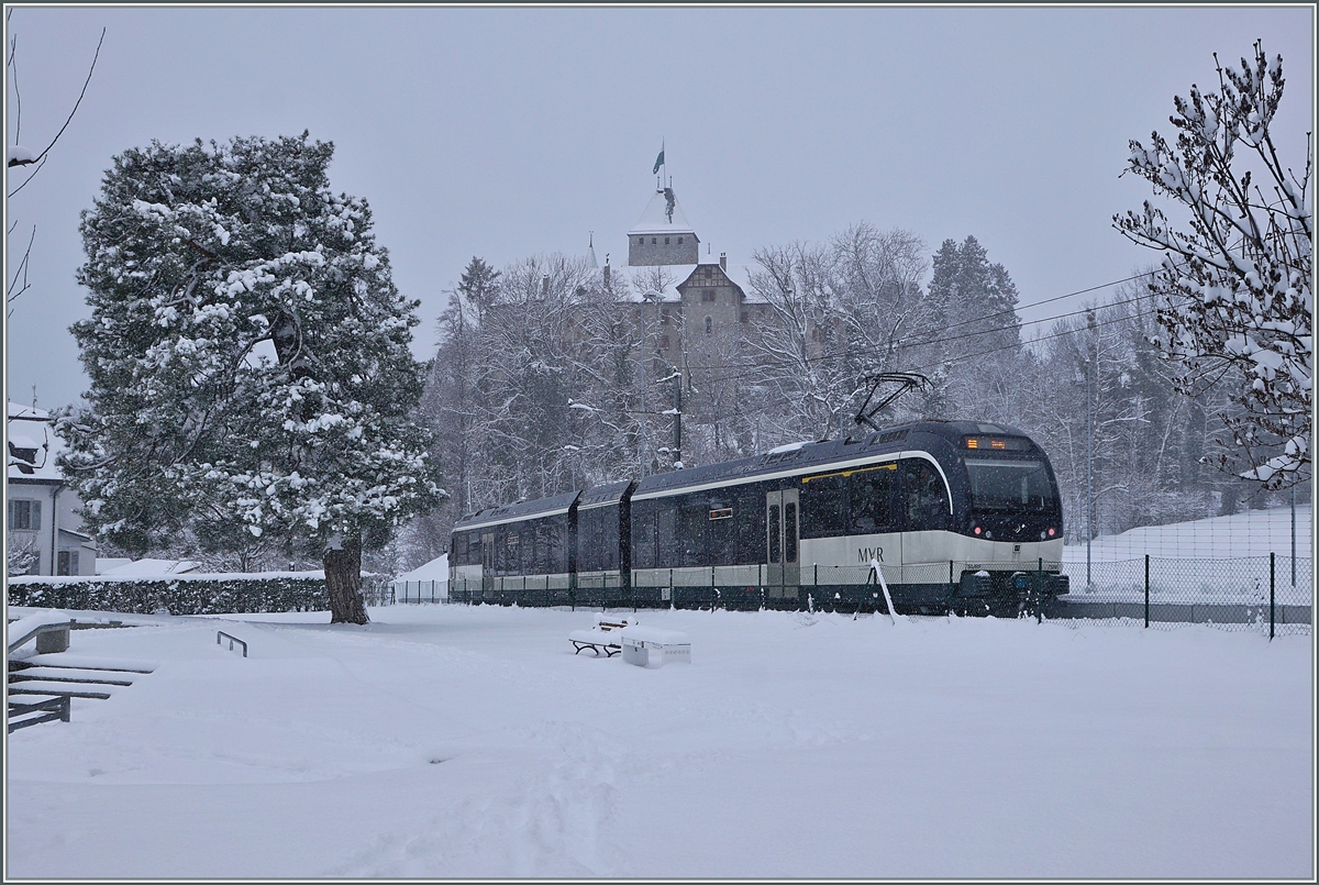 Der CEV MVR ABeh 2/6 7506 unterwegs nach Vevey beim Halt in Château de Blonay. Im Hintergrund das namensgebende Schloss. 

25. Jan. 2021