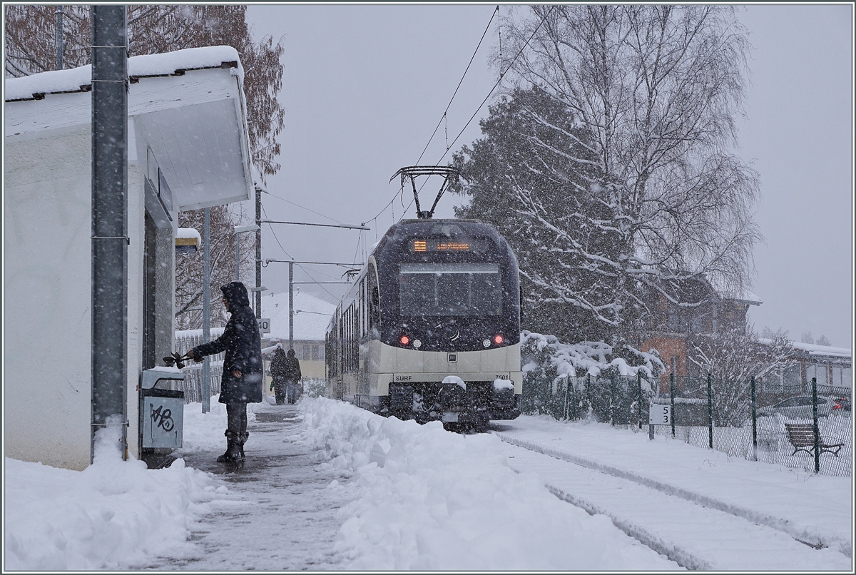 Der CEV MVR ABeh 2/6 7501 verlässt die Haltestelle Château de Blonay in Richtung Les Pleiades. 

25. Jan. 2021