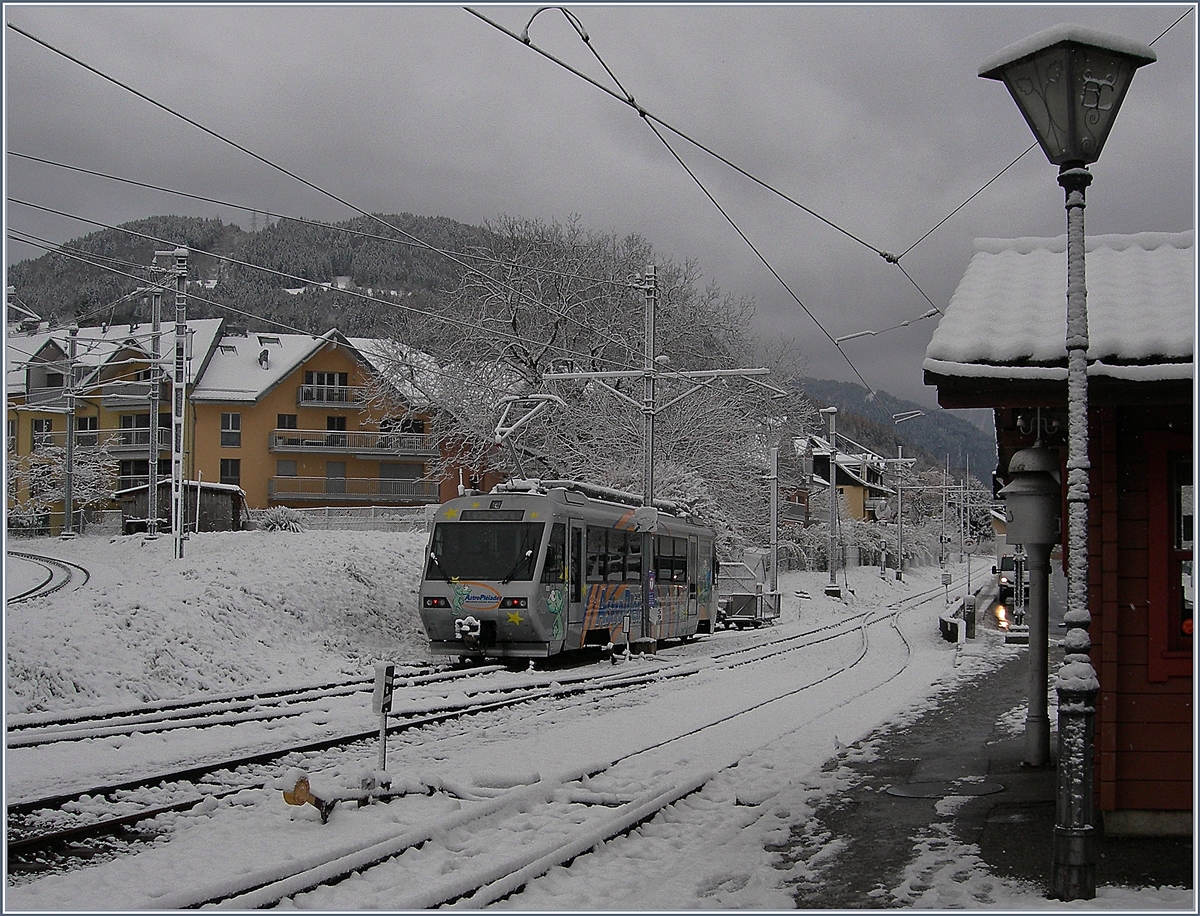 Der CEV MVR Beh 2/4 72 wird meist nur noch für die mittäglichen Schülerzug Richtung Lally genutzt und wartet, wie im Bild zu sehen, in der übrigen Zeit in Blonay auf einem Abstellgleis. 

30. Nov. 2017