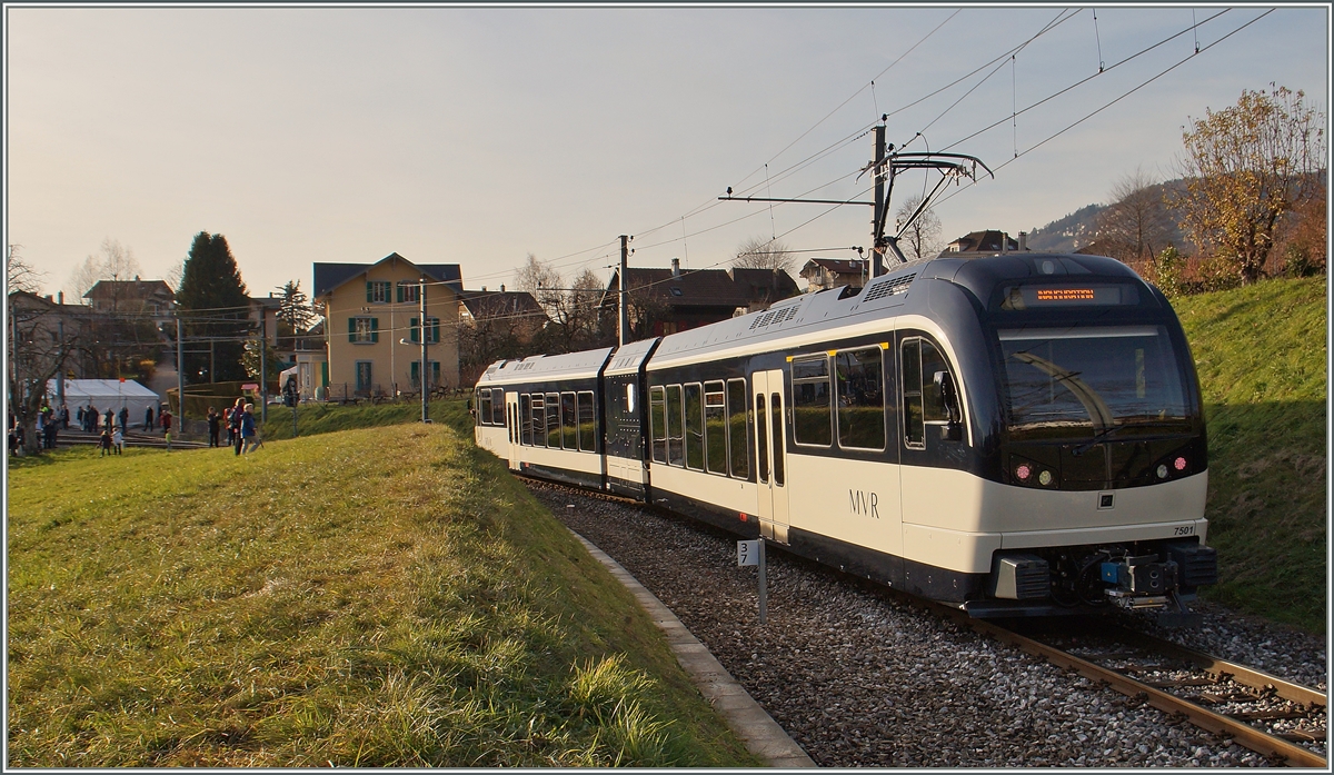 Der CEV MVR SURF (S�rie Unifi�e Romande pour R�seau Ferr� m�trique) GTW ABe 2/6 4501  St-L�gier  erreicht sein Ziel St-L�gier Gare, wo er in der Folge eingeweiht wird.
11. Dez. 2015 