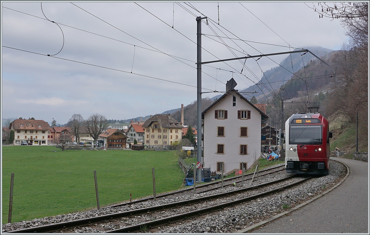 Der Der TPF SURF Be 2/4 - B - ABe 2/4 101  Moitié-Moitié  hat den Bahnhof von Broc Fabrique verlassen und fährt als S 60 nach Bulle. Am 5. April 2021 verkehren hier die letzten Schmalspur Reisezüge.

3. April 2021