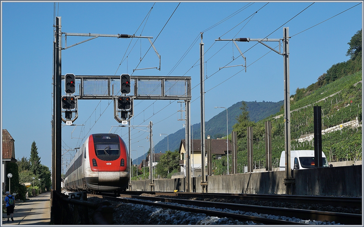 Der Doppelspurige Streckenabschnnitt von Twann nach Tüscherz kann natürlich mit der gleichen Idylle aufwarten wie der Einspurabschitt von Twann nach Ligerz, doch das eine oder andere Fotomotiv bietet er schon auch, wie z. B. die diese Signalbrücke kurz vor Twann, bei welcher gerade ein ICN Richtung Genève Aéroport vorbei fährt.
18. August 2017