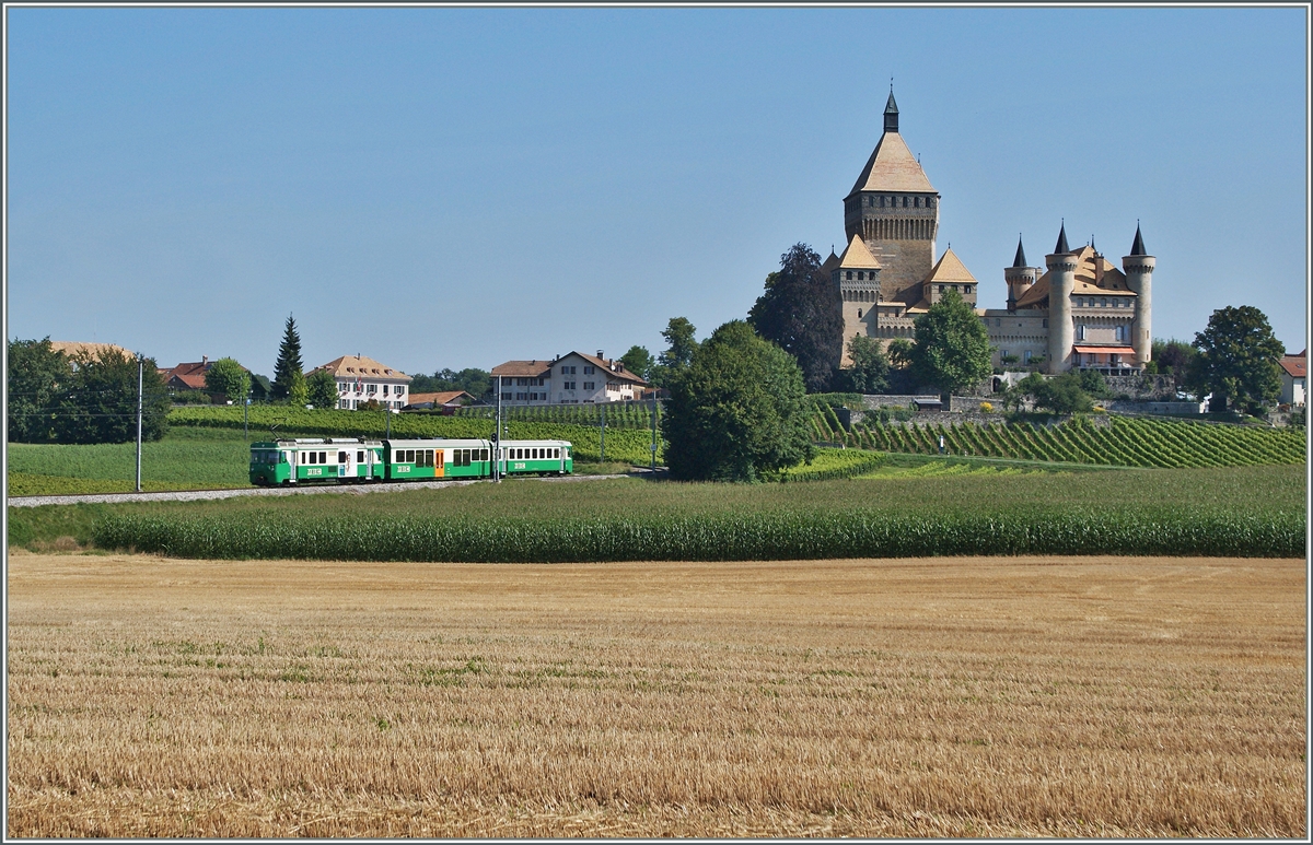 Der dreiteilige BAM Regionalzug 114 auf der Fahrt von Morges nach Bière vor der Kulisse des Château de Vufflens. 
15. Aug. 2013