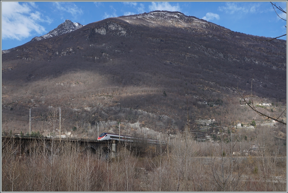 Der EC 37 unterwegs von Genève nach Venezia erreicht gleich nach der Fahrt über Brücke über den Fluss Bogna den Bahnhof von Domodossla.
19. Feb. 2016
