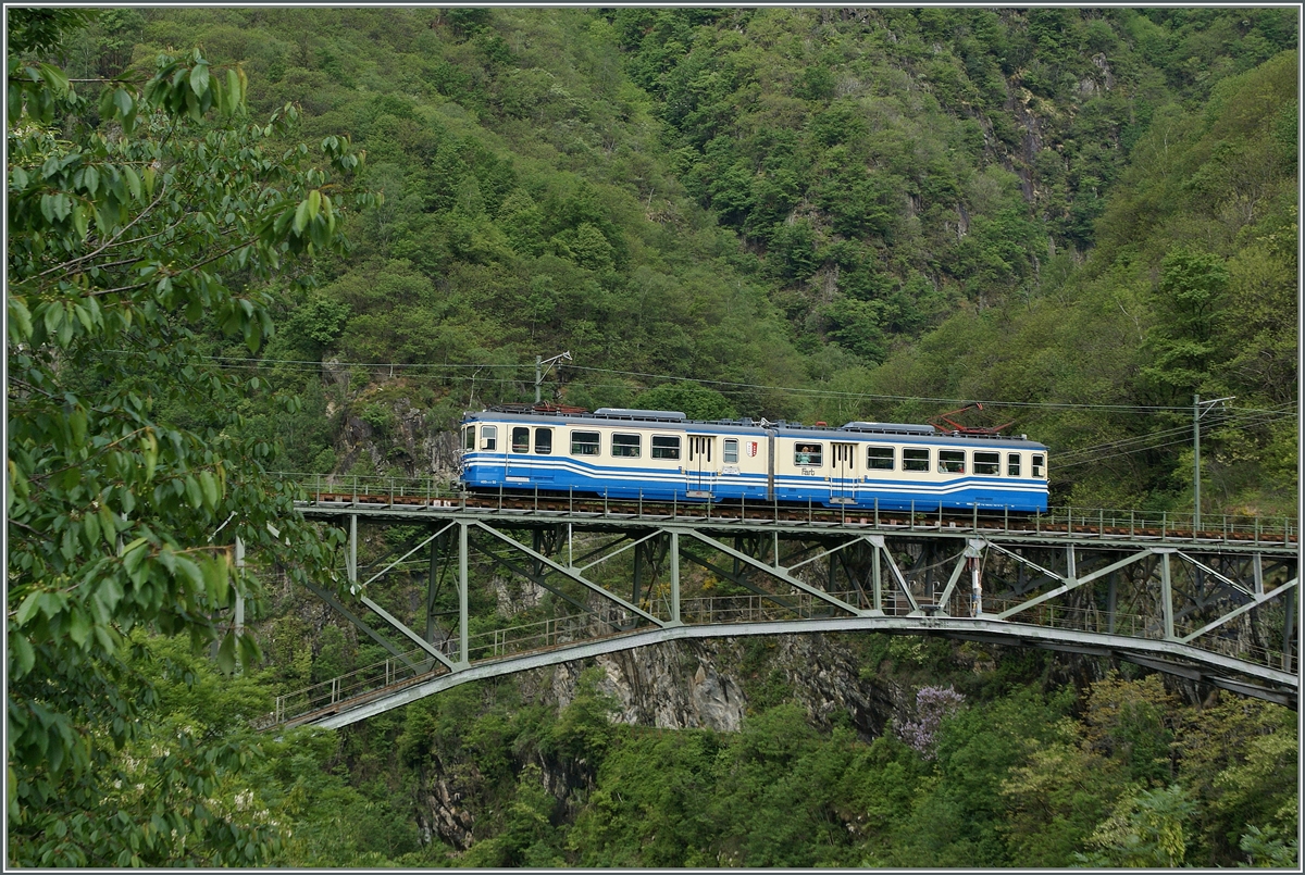 Der FART ABDe 6/6 N� 32 bei Intragna.
22. Mai 2013