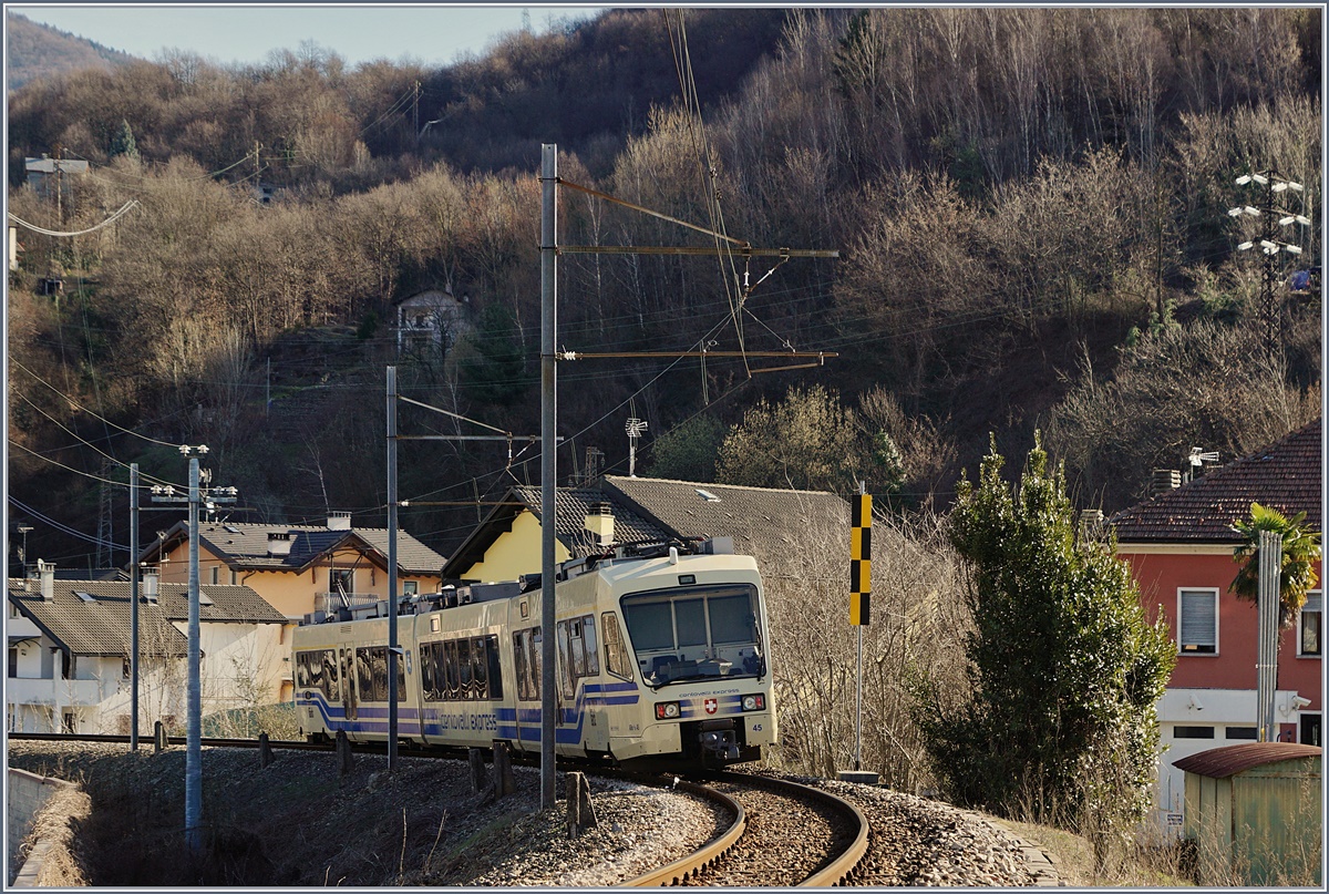 Der FART Centovalli-Express ABe 4/8 45 von Domodossola nach Locarno in Croppo.
11. März 2017