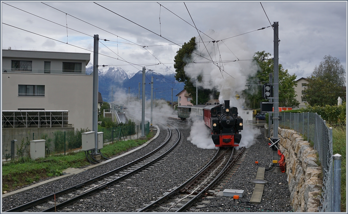 Der Gegenzug ist eingetroffen und somit kann die Fahrt weitergehen, kräftig dampfend erlässt die G 2x 2/2 105 mit ihrem Riviera Belle Epoque Zug St-Légier Gare in Richtung Blonay.

27. Sept. 2020