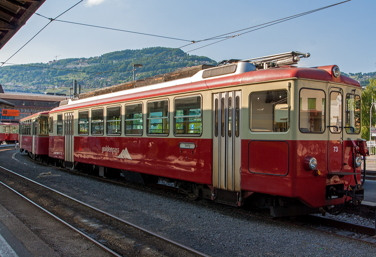 Der Gep�cktriebwagen CEV BDeh 2/4 Nr. 73 steht mit dem Steuerwagen CEV BT 222 am 29.05.2012 im Bahnhof Vevey. Beide von der MVR (Transports Montreux–Vevey–Riviera), ex CEV (Chemins de fer �lectriques Veveysans). Sowohl den Trieb- und den Steuerwagen gibt es heute nicht mehr.

Die Triebwagen sind f�r den gemischten Einsatz auf Adh�sions- und Zahnradstrecken ausger�stet. Es wurden 1970 eine Serie von 4 St�ck  (Triebwagen 71 bis 74) von SWP (Schindler Waggon Pratteln) gebaut, die elektrische Ausr�stung lieferte SAAS (Soci�t� Anonyme des Ateliers de S�cheron) und die Motoren kamen von BBC. Im Jahr 1983 wurde ein f�nfter (dieser Nr. 75) auch von SWP, SAAS, BBC gebaut. 

Der Triebwagen 71 wurde 1999 (als Beh2/4 71) zusammen mit dem Steuerwagen Bt 224 zum „Train des Etoiles“ umgebaut. Der Triebwagen 72 wurde 2002 zum Beh2/4 72 „Astro Pl�iades“ umgebaut. Die Triebwagen 73 und 74 wurden 2017 abgebrochen (verschrottet) und der Triebwagen 75 folgte leider auch im Mai 2018. Und so sind sie auch leider verschwunden.

Die Triebwagen hatten beidseitig einen geschlossenen F�hrerstand, an den talseitig die Einstiegsplattform anschloss. An den bergseitigen F�hrerstand schloss das Gep�ckabteil an, dann folgte die Einstiegsplattform. Der bergseitige F�hrerstand hat eine Stirnwandt�re, die dem Personal einen Wechsel in den Vorstellwagen erlaubte. Die Triebwagen hatten nur ein 2. Klasse Abteil mit 48 Sitzpl�tzen und 52 Stehpl�tze.

TECHNISCHE DATEN:
Baujahre: 1970 (71-74) und 1983 (75)
Spurweite: 1.000 mm (Schmalspur)
Achsfolge: (1 Az) (1 Az)
Zahnstangensystem: Strub
L�nge �ber Puffer: 17.600 mm
Gewicht : 32.8 t
H�chstgeschwindigkeit :50 km/h (Adh�sion) / 22 km/h (Zahnrad)
Fahrleitungsspannung: 850 V DC (Gleichstrom)

Die Steuerwagen hatten bergseitig einen geschlossenen F�hrerstand, dieser hat zudem Frontwandt�r die dem Personal einen Wechsel in den Vorstellwagen erlaubte. Die Steuerwagen hatten nur ein 2. Klasse Abteil mit 64 Sitzpl�tzen und 36 Stehpl�tze.

Die Steuerwagen Bt 221 und Bt 222  wurden 1976 von SWP (Schindler Waggon Pratteln) gebaut, die elektrische Ausr�stung lieferte SAAS (Soci�t� Anonyme des Ateliers de S�cheron). Der Bt 222 wurde 2017 abgebrochen (verschrottet). Der Bt 223 wurde 1983 von ACMV/BBC/SIG, teilweise aus Teilen des ehemaligen CEV C4 211 (1949),  gebaut und 2009 an die TPC f�r die BVB (Bex-Villars-Bretaye-Bahn) verkauft und dort 2010 zum BVB B 66 umgebaut. Der Bt 224 wurde 1990 von ACMV/BBC/SIG gebaut, 1999 wurde er zusammen mit dem BDeh2/4 71 zum „Train des Etoiles“ (mit Niederflur-Einstiegen) umgebaut.

TECHNISCHE DATEN (Steuerwagen Bt 22x):
Gebaute Anzahl: 4 (Bt 221 bis Bt 224)
Baujahre: 1976, 1983 und 1990
Spurweite: 1.000 mm (Schmalspur)
Anzahl der Achsen: 4
L�nge �ber Puffer: 16.600 mm
Drehzapfenabstand: 9.900 mm
Eigengewicht: 8,8 t