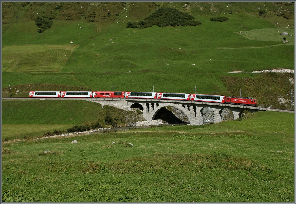 Der Glacier Express quert die junge Reuss und erreicht in wenigen Minuten den kleinen Ort Hospental, der freilich ohne Halt durchfahren wird.
29. Aug. 2013 