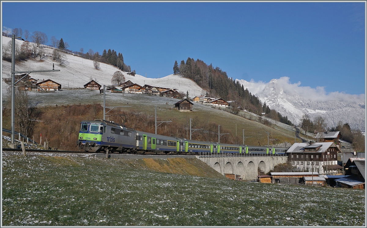 Der Grund meines Kommens nach Garstatt war, wie bei den vorherigen Besuchen auch, der BLS RE mit Re 4/4 II und EW III; und ich hatte Glück, das keine Ersatzkomposition eingesetzt wurde und so konnte ich die BLS Re 4/4 II 501 mit ihrem EW III RE 4065 auf dem Weg nach Zweisimmen bei einen nun angenehmen Sonnenlicht fotografieren.

3. Dezember 2020