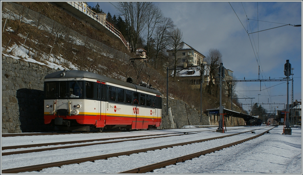 Der gut sechzig jährige CMN BDe 4/4 N° 5 verlässt Le Locle Richtung Les Brents.
18. Jan. 2010