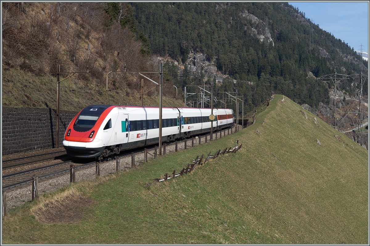 Der ICN 667 Basel Lugano auf der Fahrt Richtung Süden kurz vor der Oberen Entschigtal Galerie bei Km 66 auf der Gotthard Nord Rampe.
21. März 2014. 