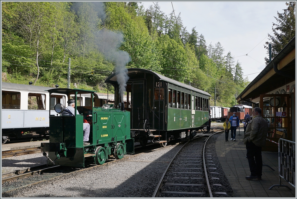 Der kleine Schienentraktor Tm 2/2 (Orenstein&Koppel 1930) steht in Chaulin und hat an diesem Tag den Rangierdienst übernommen. 

23. Mai 2021