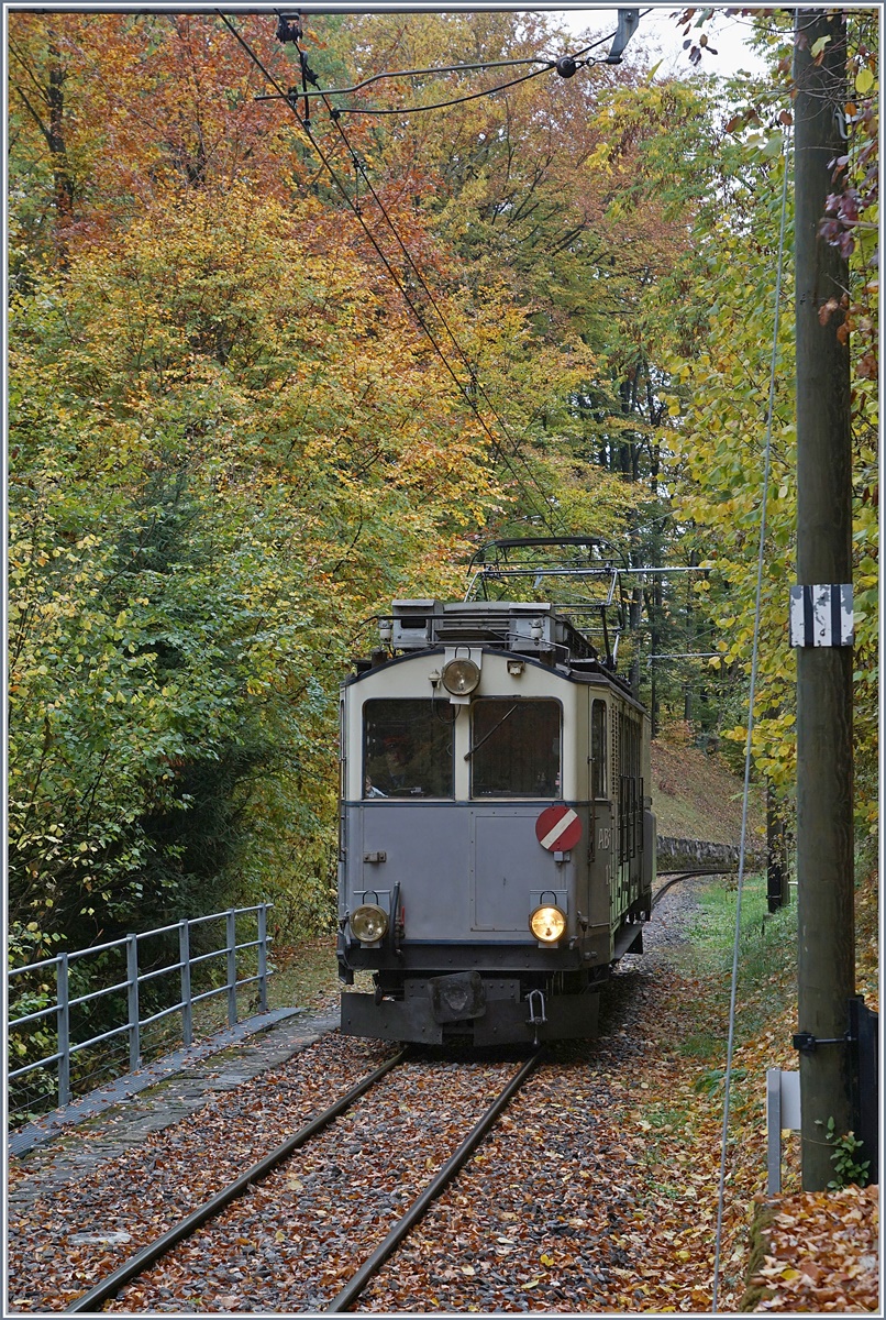 Der Leuk - Leukerbad Bahn (LLB) ABFe 2/4 N° 10 hat die Brücke verlassen und die auf 10 km/h beschränket Geschwindigkeit auf der lädierten Brücke ist nun wieder aufgehoben (Signaltafel am Mast am rechten Bildrand).  

28. Okt. 2018