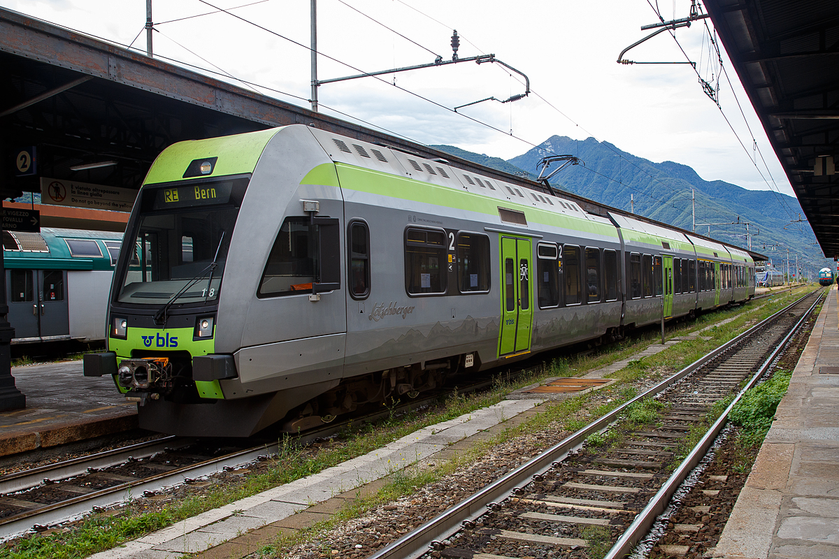 Der  L�tschberger  - BLS RABe 535 118-4 (94 85 7535 118-4 CH-BLS) steht am 15.09.2017, als RE  nach Bern, im Bf. Domodossola zur Abfahrt bereit.

Der BLS RABe 535 -  L�tschberger  ist ein Niederflur-Triebzug es Herstellers Bombardier Transportation f�r den Regionalverkehr.  Diese Triebz�ge wurden auf Ausschreibung der BLS f�r den Einsatz als RegioExpress Bern–Brig via L�tschbergtunnel konzipiert. Er ist ein direkter Abk�mmling (Weiterentwicklung) des Niederflur-S-Bahn-Zuges RABe 525  NINA  dessen Entwicklung auf den deutschen Bombardier Talent 1 (vormals Waggonfabrik Talbot GmbH) beruht.

Gebaut wurden die L�tschberger zwischen 2008 und 2012 von Bombardier in Villeneuve (ehemals Vevey Technologies bzw. ACMV). Der vierteilige Triebzug hat 85 % Niederflur-Anteil. Unter den F�hrerst�nden der beiden Endwagen befindet sich je ein Drehgestell, zwischen den Wagenk�sten befinden sich drei Jakobsdrehgestelle. Die Wagenk�sten sind in Stahl-Leichtbauweise gefertigt, die F�hrerst�nde bestehen aus Polyester-Verbundstoff.

Der Triebzug ist klimatisiert und bietet 28 Pl�tze der ersten Klasse und 143 Pl�tze der zweiten Klasse. Multifunktions-Abteile bieten Platz f�r Koffer, Fahrr�der und Kinderwagen. In einem der Endwagen befindet sich ein behindertengerechtes WC mit geschlossenem Toilettensystem.

Die Traktionsausr�stung besteht aus zwei IGBT-Stromrichtern mit Gleichspannungszwischenkreis und total vier Asynchron-Fahrmotoren von je 250 kW Dauerleistung. 

Als Bremssysteme sind eine elektrische Rekuperationsbremse, eine Magnetschienenbremse, eine ep-Bremse sowie eine Federspeicher-Feststellbremse vorhanden. 

Beidseitig ist je eine Scharfenbergkupplung vorhanden, dies erlaubt eine schnelle Zugs-Trennung respektive -Kupplung. Die RABe 535 sind technisch kompatibel zu den RABe 525, so dass freiz�gig Kompositionen mit beiden Typen gebildet werden k�nnen. Dies war im Jahre 2009 sehr h�ufig notwendig, da durch Lieferverz�gerungen des Herstellers und wegen diverser technischer St�rungen nicht gen�gend RABe 535 zur Verf�gung standen.

TECHNISCHE DATEN:
Nummerierung:  BLS RABe 535 101–125
Gebaute Anzahl: 25
Spurweite:  1435 mm (Normalspur)
Achsformel: Bo'2'2'2'Bo'
L�nge �ber Kupplung: 62.710 mm
H�he:  4.315 mm
Breite: 3.030 mm
Drehzapfenabst�nde: 13.250 mm /14.170 mm/
Achsabst�nde im Drehgestell: 2.500 mm / 2.700 mm
Leergewicht: 105 t
Dienstgewicht: 135 t
H�chstgeschwindigkeit:  160 km/h
Dauerleistung: 1000 kW (4 x 250 kW)
Anfahrzugkraft:   123 kN
Treibraddurchmesser:  750 mm
Laufraddurchmesser:  630 mm
Anzahl der Fahrmotoren:  4
Fu�bodenh�he:  605 mm / 905 mm
Niederfluranteil:  85 %