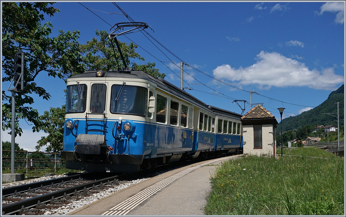 Der MOB ABDe 8/8 4004  Fribourg  als Regionalzug beim kurzen Halt in Châtelard VD.
30.06.2017