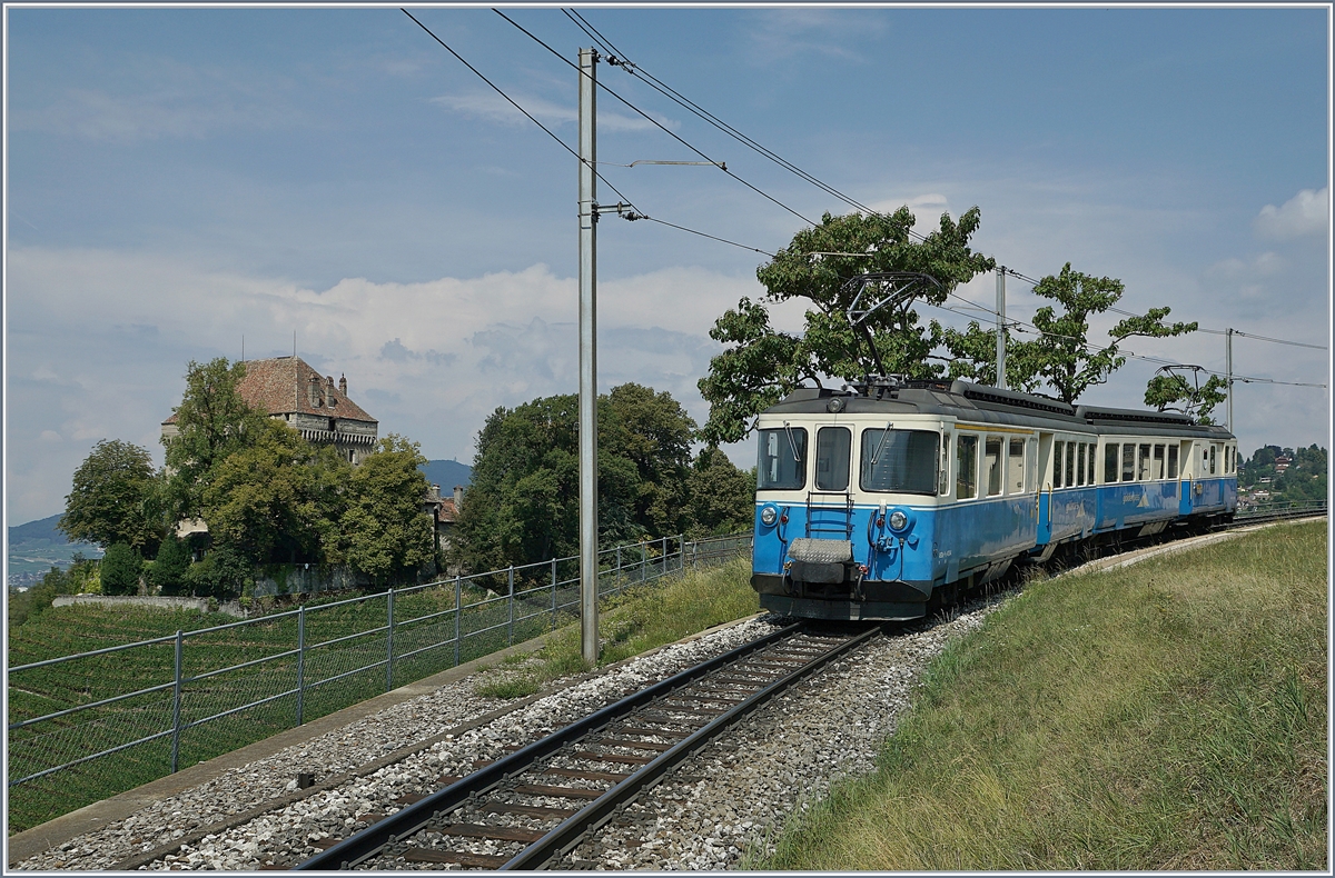 Der MOB ABDe 8/8 4004 Fribourg bei seiner der kleinen Haltestelle Châtelard VD.
8. August 2018 