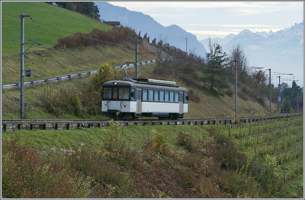 Der MOB Be 4/4 1006 (ex Bipperlisi) ist als Regionalzug 2330 auf der Fahrt von Montreux nach Fontanivent und erreicht bald den Halt Planchamp.

23. Nov. 2020