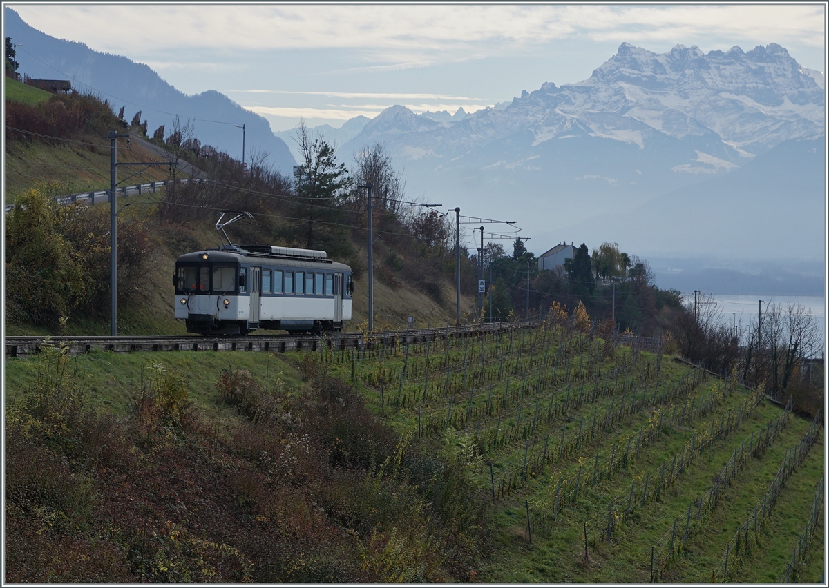 Der MOB Be 4/4 1006 (ex Bipperlisi) ist als Regionalzug 2330 auf der Fahrt von Montreux nach Fontanivent und erreicht bald den Halt Planchamp.

23. Nov. 2020