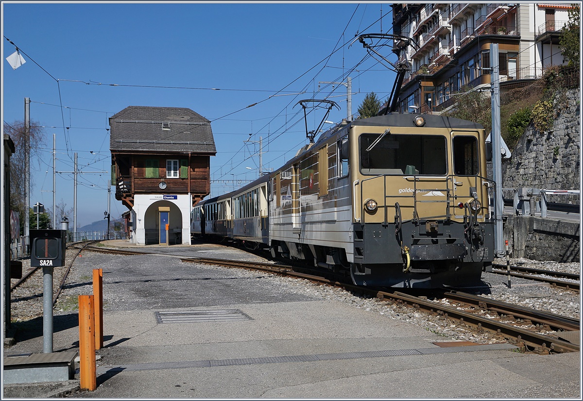 Der MOB Belle Epoque Zug 2227, unterwegs von Zweisimmen nach Montreux, verlässt Chamby Richtung Montreux.
27. März 2017