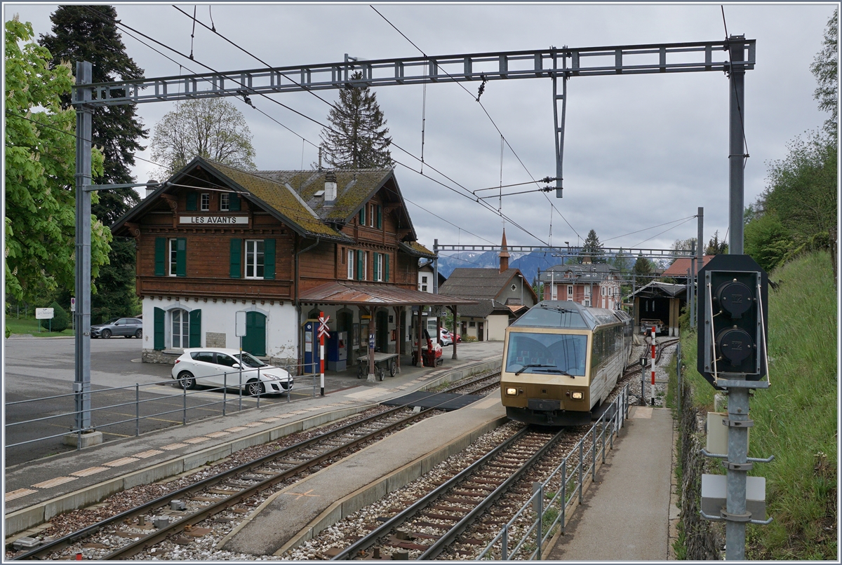 Der MOB PE 2122 auf der Fahrt von Montreux nach Zweisimmen mit dem Steuerwagen voraus beim Halt in Les Avants.

2. Mai 2020
