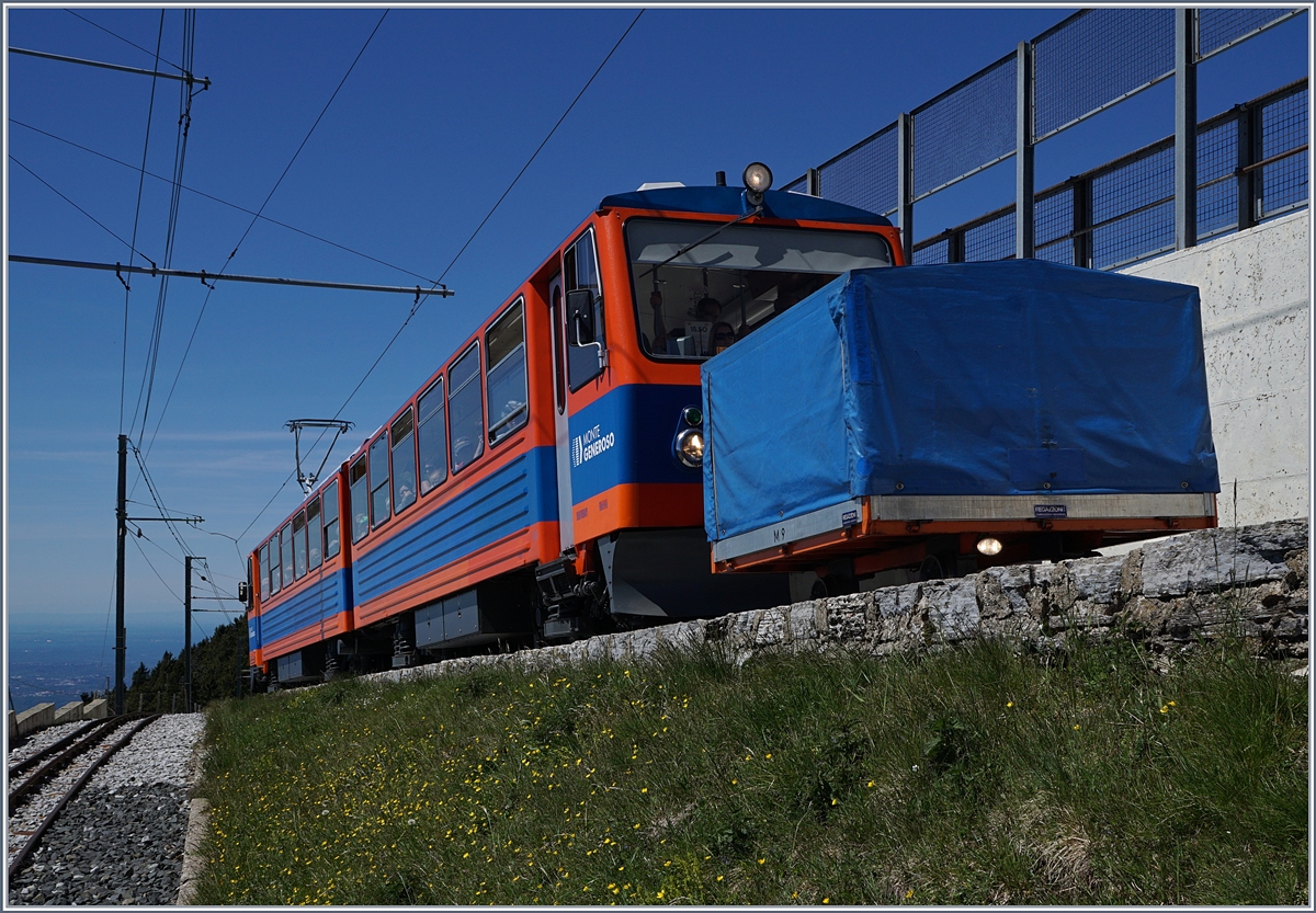 Der Monte Generoso Triebwagen Bhe 4/8 N° 14 San Gallo erreicht mit seinem Vorstellwagen in Kürze sein Ziel Generoso Vetta.
21. Mai 2017