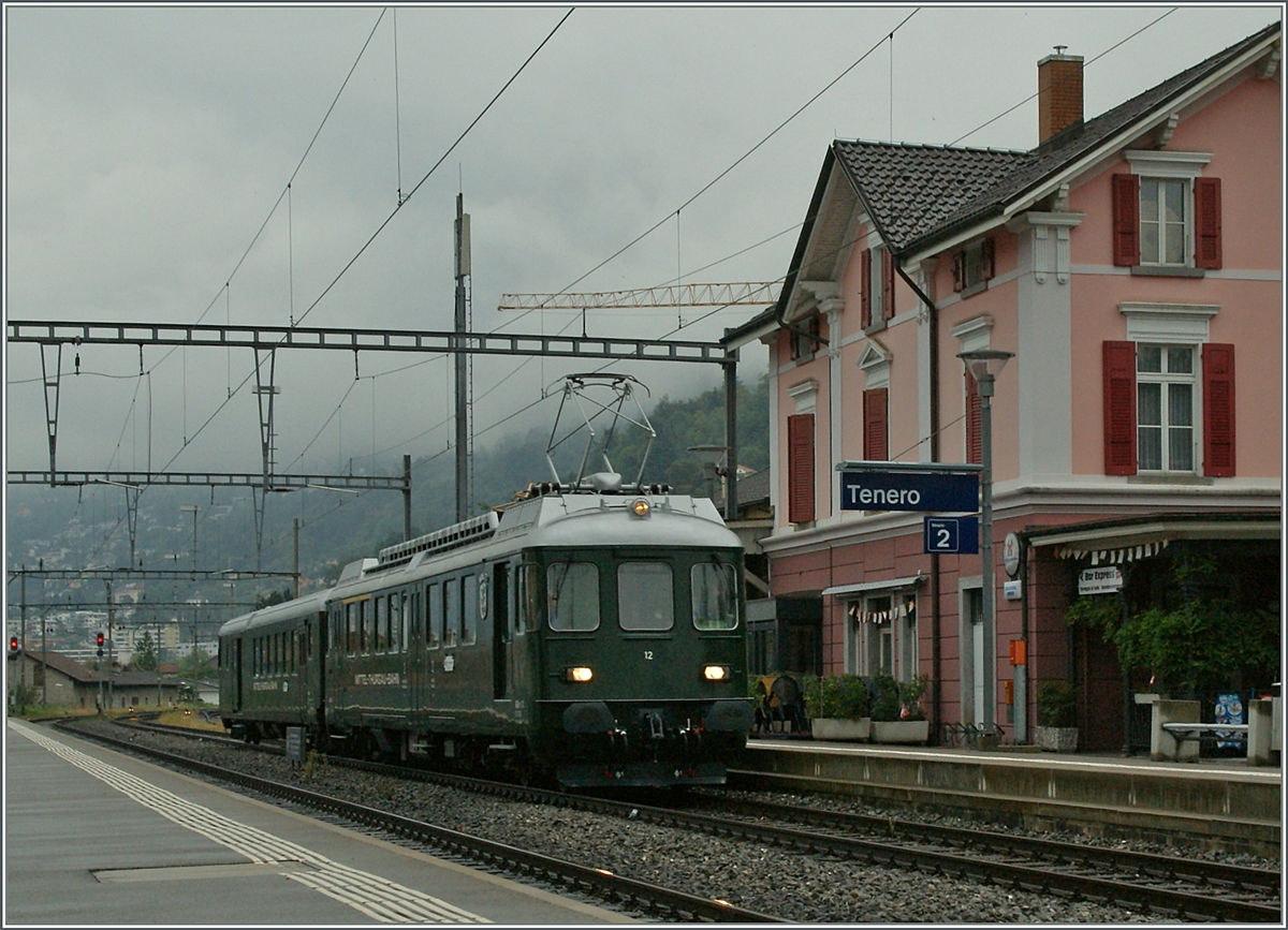 Der MThB ABDe 4/4 12 mit dem BDt 205 auf der (Rück)-Weg bei Tenero.
15. Sept. 2013