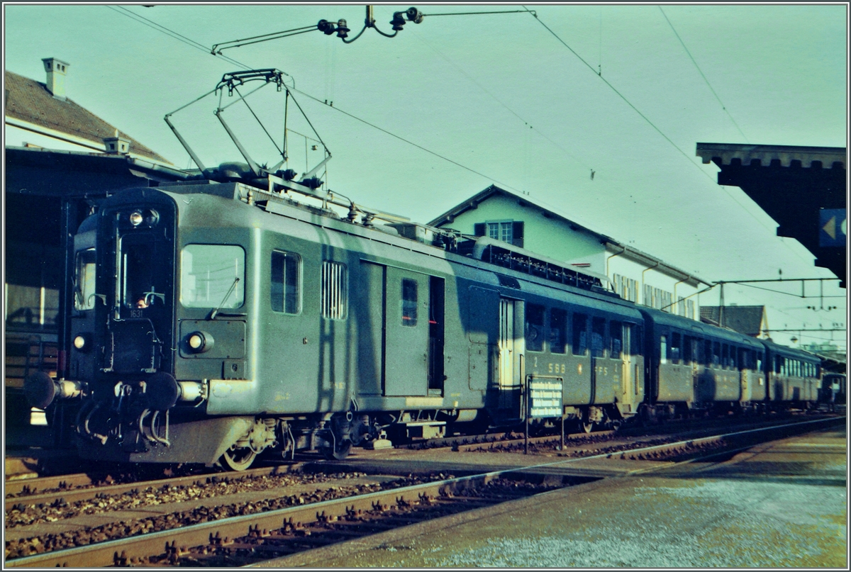  Der Nebenbahn-Regionalzug der 80er . Auf vielen Nebenstrecken versahen in den 1980 Jahren BDe 4/4, B und Bt (bwz. ABt) den Dienst. Hier wartet in Zofingen der BDe 4/4 1631 auf die Abfahrt nach Aarau. 
3. März 1985