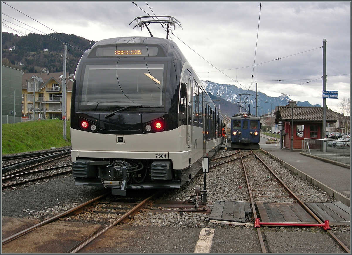 Der neue CEV MVR GTW SURF (S�rie Unifi�e Romande pour R�seau Ferr� m�trique) ABeh 2/4 7504  Vevey  in Blonay. Im Hintergrund der MOB BDe 4/4 3004 mit einem Bauzug. 
30. M�rz 2016