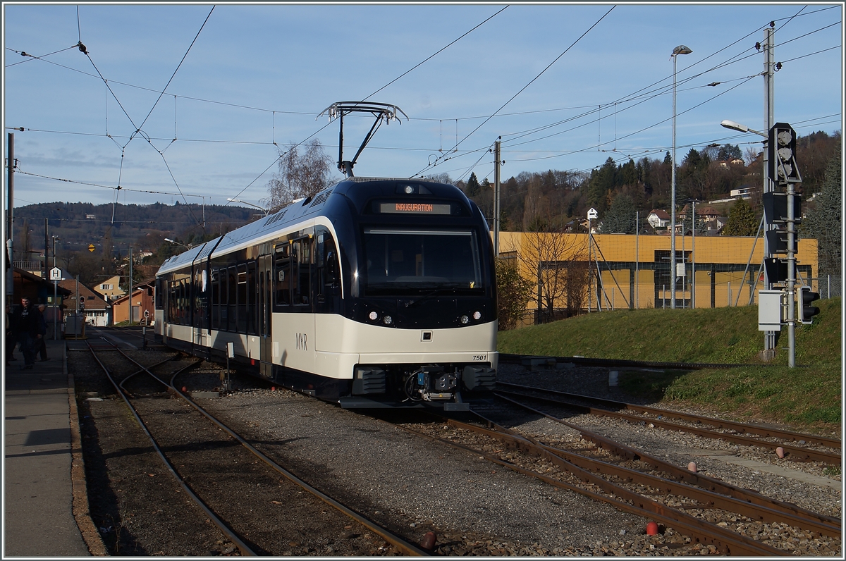 Der neue MVR SURF ABeh 2/6 7501  St-L�gier  wartet in Blonay auf die Abfahrt nach nach St-L�gier   wo der Zug festlich eingeweiht werden wird.
11. Dez. 2015