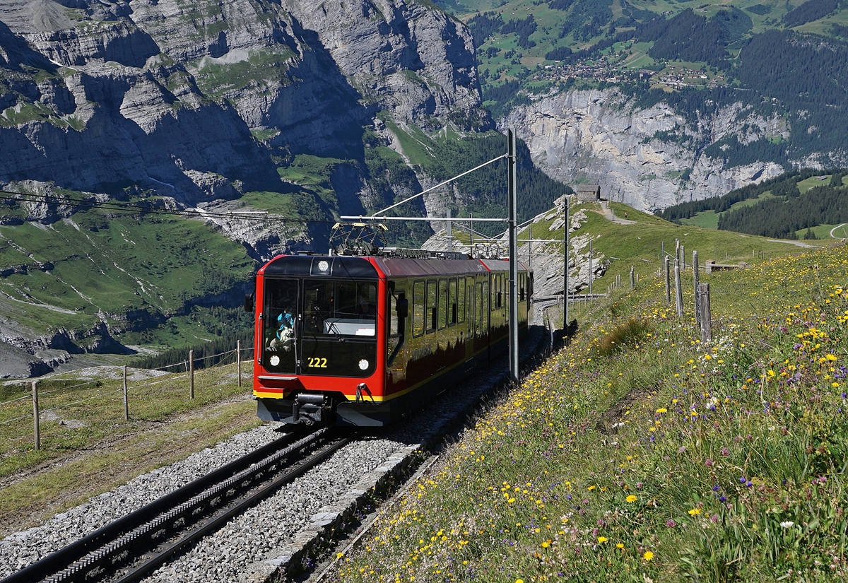 Der neuen Jungfraubahnzug Bhe 4/8 222 n�hert sich der Station Eigergletscher.
8. August 2016