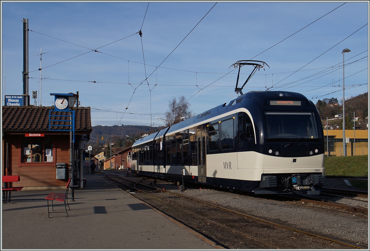 Der neune CEV MVR SURF (S�rie Unifi�e Romande pour R�seau Ferr� m�trique) GTW ABeh 2/6 7501 in Blonay.
11. Dez. 2015