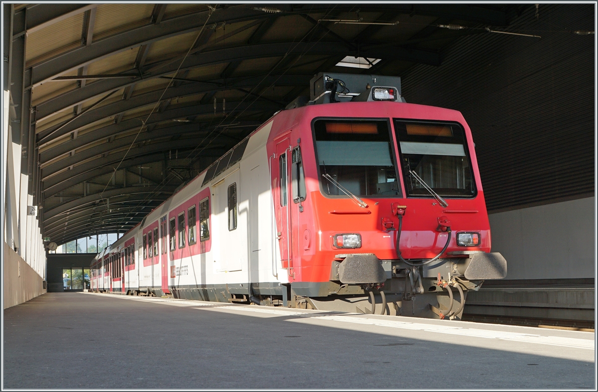 Der neusten  Schülerzugs  im Vallée de Joux: Ein SBB (!) Domino in Travys Farbgebung bestehend aus dem RBDe 560 384-0 (RBDe 560 DO 94 85 7560 384-0 CH-SBB), dem B NPZ DO 50 85 29-43 384-1 CH-SBB und dem ABt NPZ DO 50 85 39-43 984-6 CH-SBB ist als Regionalzug 7914 von Vallorbe (ab 7:21) in Le Brassus an (8:01) eingetroffen. Der Domino wird am Nachmittag (ab 16:02) als Regionalzug 7961 nach Vallorbe zurück fahren. Der Zug wurde innen und aussen perfekt gesäubert, nichts mehr deutet auf den vorhergehend Besitzer hin; einen solchen Eifer wünschte man sich auch in andern Bereichen, wie z.B beim beheben defekter Türen oder Klimaanlagen... 15. August 2022