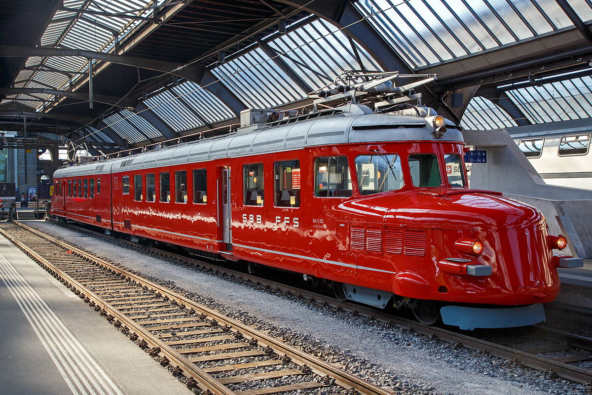 Der RAe 4/8 1021  roter Pfeil Churchill  stand am 06.06.2015 im Z�rcher Hauptbahnhof zu einer  Kulturreise  bereit, es war ein echtes Highlight im HB Z�rich.

Der RAe 4/8 1021, auch bekannt als roter Pfeil Churchill, ist ein Doppel-Triebwagen der Schweizerischen Bundesbahnen (SBB), der anl�sslich der Schweizerischen Landesausstellung 1939 gebaut wurde. Dadurch, dass er 1946 genutzt wurde, um Winston Churchill als Staatsgast durch die Schweiz zu fahren, ist er bis heute als „roter Churchill-Pfeil“  bekannt.

Der als anmietbarer Ausflugszug konzipierte „Churchill-Doppelpfeil“ verf�gt �ber eine Minibar in der Fahrzeugmitte. Da er nie als konventioneller Reisezug, sondern stets als Charterzug vorgesehen war, verf�gte er von jeher nur �ber eine  Wagenklasse  in Form von 28 Vierertischen, die zusammen 112 G�sten Platz bieten. Im Dreiklassen-System bis 1956 trugen die Doppelpfeile die Baureihenbezeichnung RBe, was auf die zweite Klasse hinwies. Mit dem Wegfall der dritten Klasse wurden die Doppelpfeile ohne irgendwelche �nderungen an der Ausstattung in die erste Klasse (RAe) hochgestuft. Als historisches Fahrzeug tr�gt er heute noch die historische Baureihenbezeichnung.

Die Landesausstellungen dienten jeweils als Leistungsschau, an der Schweizer Institutionen und Unternehmen die Leistungsf�higkeit des Landes zur Schau stellten. F�r die Landi 1939 entwarf die Schweizer Rollmaterialindustrie unter Leitung der Schweizerischen Lokomotiv- und Maschinenfabrik (SLM) in Winterthur, einen �Roten Doppelpfeil�, in Anlehnung an die �Roten Pfeile� (RAe 2/4). Am Bau des Fahrzeugs beteiligten sich neben der SLM auch die Schweizerische Waggonfabrik Schlieren (SWS), Brown, Boveri & Cie (BBC), die Maschinenfabrik Oerlikon (MFO) und die Soci�t� Anonyme des Ateliers de S�cheron (SAAS).

Aus der Zusammenarbeit entstand der hochgez�chtete Schnelltriebwagen Re 4/8 301, der im Mai 1939 in Dienst gestellt wurde und eine theoretische H�chstgeschwindigkeit von 150 km/h aufwies, die damals allerdings nirgendwo auf dem Schweizer Schienennetz ausgefahren werden konnte.

Ab 1941 wurde der Doppelpfeil f�r den Charterverkehr freigegeben, die Reisegeschwindigkeit, die damals schon 100 km/h nicht �berschritt, gilt bis heute unver�ndert, als f�r Passagiere noch komfortable H�chstgeschwindigkeit. 1944 erhielt der Doppelpfeil die Baureihenbezeichnung RBe 4/8. Zwei Jahre sp�ter k�ndigte sich mit Sir Winston Churchill hoher Besuch in der Schweiz an und der Doppelpfeil mit der damaligen Nummer 301 wurde im September 1946 zur Bef�rderung des Staatsgastes eingesetzt. Seit diesem legend�ren Einsatz ist dieser Zug kaum mehr unter seinen zahlreichen Typenbezeichnungen, sondern als  roter Pfeil Churchill  bekannt. Seine offizielle Bezeichnung �nderte sich bereits 1948 wieder, der Doppelpfeil RBe 4/8 erhielt die Betriebsnummer 651 und 1959 erhielt er die Betriebsnummer  RAe 4/8 1021.

Im Jahr 1979 wurde der �Churchill-Pfeil� einer Hauptrevision unterzogen, anl�sslich der Wiederinbetriebnahme erlitt das Fahrzeug allerdings einen Brandschaden und wurde abgestellt. Man versuchte den nicht betriebsf�higen 1021 unter anderem als historisches Fahrzeug im Verkehrshaus in Luzern unterzubringen.

Da dies nicht gelang, wurde das defekte Fahrzeug �ber die Jahre an verschiedenen Orten abgestellt, ehe es im M�rz 1985 zum Schrottwert an den privaten Interessenten Intraflug verkauft wurde. Der Besitz der Intraflug gelangte durch deren Verkauf 1994 an das Reiseb�ro Mittelthurgau, einer Tochtergesellschaft der Mittelthurgaubahn (MThB). Der MThB gelang im September 1996 die erneute Inbetriebnahme des �Churchill-Doppelpfeils�, der im Auftrag der MThB durch die Werkst�tte Samstagern der S�dostbahn (SOB) aufgearbeitet wurde. Das als RAe 4/8 1021 restaurierte Fahrzeug erhielt die MThB-UIC-Bezeichnung RAe 506 605.

Mit dem Konkurs der Mittelthurgaubahn, deren Konkursmasse 2002 weitgehend von den SBB �bernommen wurde, kam das historische Fahrzeug wieder zur�ck zu den SBB. Ende 2004 wurde das Paradefahrzeug vollst�ndig revidiert und steht seither allen Interessenten als Charterfahrzeug f�r Fahrten durch die Schweiz zur Verf�gung. 

Technische Daten:
Spurweite: 1.435 mm (Normalspur)
Achsfolge:  2'Bo'+Bo'2'
H�chstgeschwindigkeit: 150 km/h
Reisegeschwindigkeit:  100 km/h
Leistung:  835 kW
L�nge �ber Puffer:  46.200 mm
Breite:  2.905 mm
H�he:  3.750 mm
Gewicht:  93 t

Es gab noch die 1953 gebauten Rote Doppelpfeile RAe 4/8 1022–1023 diese waren aber nicht genau Baugleich und sind leider nach Sch�den bereits verschrottet.
