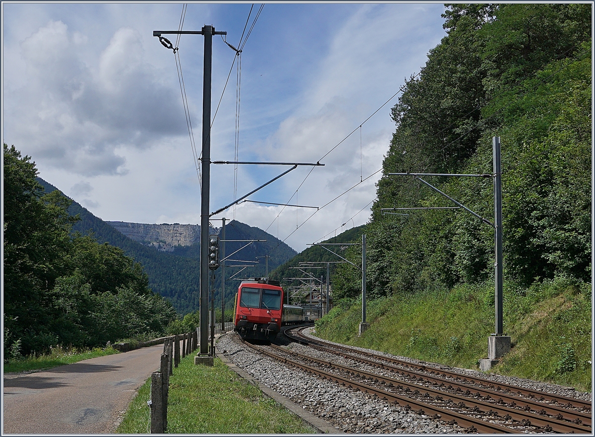 Der RBDe 562 004-2 als RE 18124 von Neuchâtel nach Frasne bestehend aus folgenden Fahrzeugen (Spitze -> Schluss): RBDe 562 004-2, AB 50 85 30-603-1, B 50 85 20-35 600-9, B 50 85 20-35 602-5 und dem Bt 50 85 29-35 952-5, bei der Durchfahrt in Champs-du-Moulin. 

13. August 2019