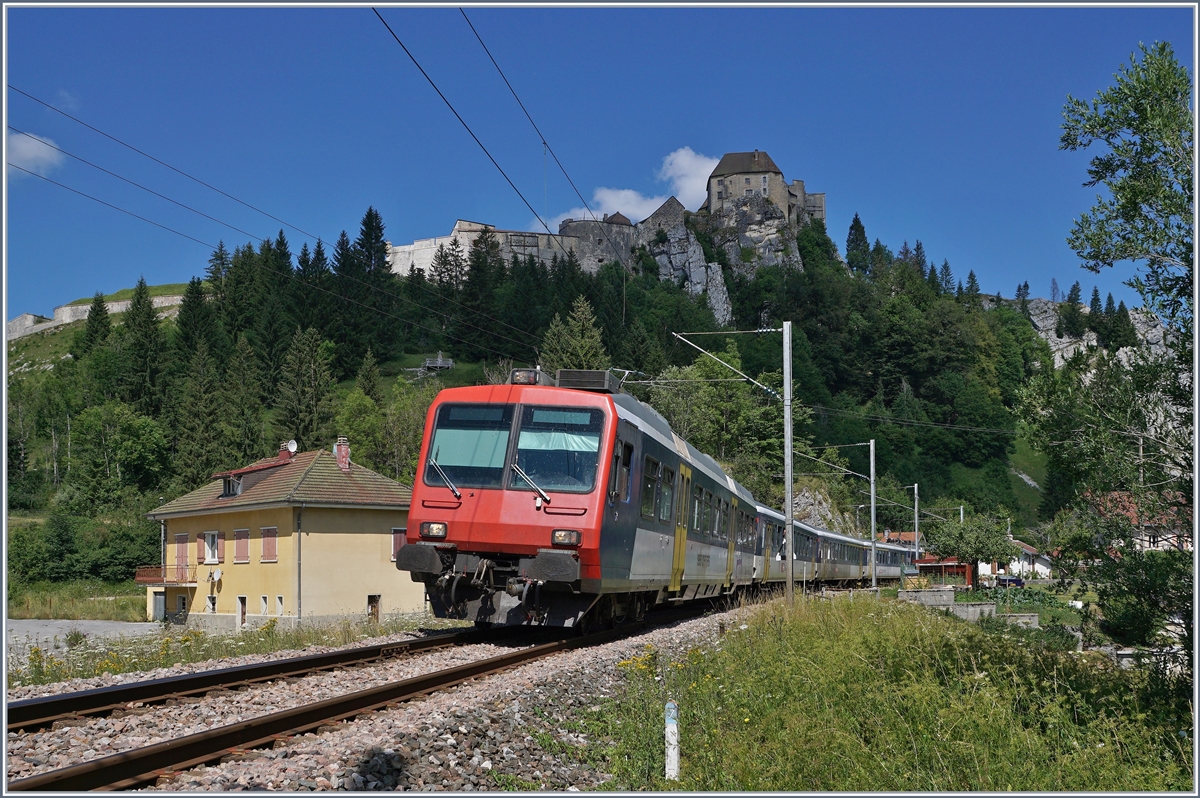 Der RE 18121 von Frasne nach Neuchâtel bei Le Frambourg; im Hintergrund das Château de Joux. 

16. Juli 2019