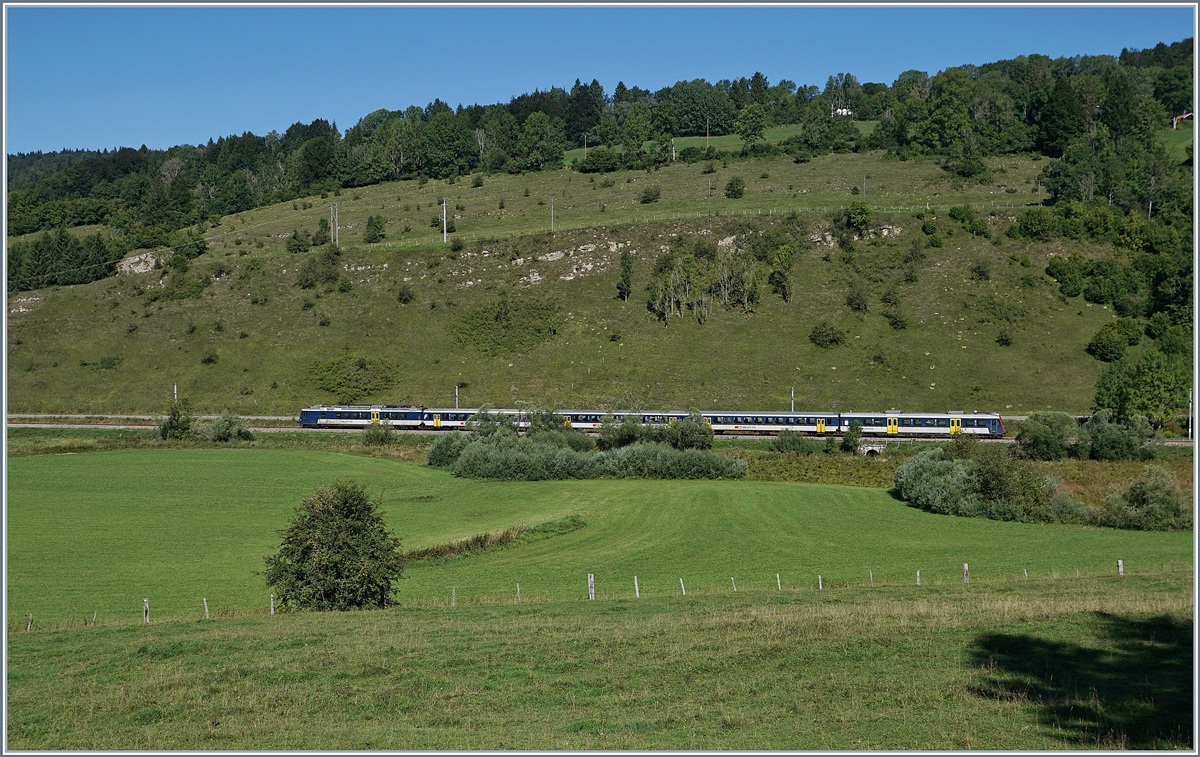 Der RE 18121 von Frasne nach Neuchâtel kurz nach Le Frambourg auf der Fahrt in Richtung Les Verrières. 

4. Sep. 2019