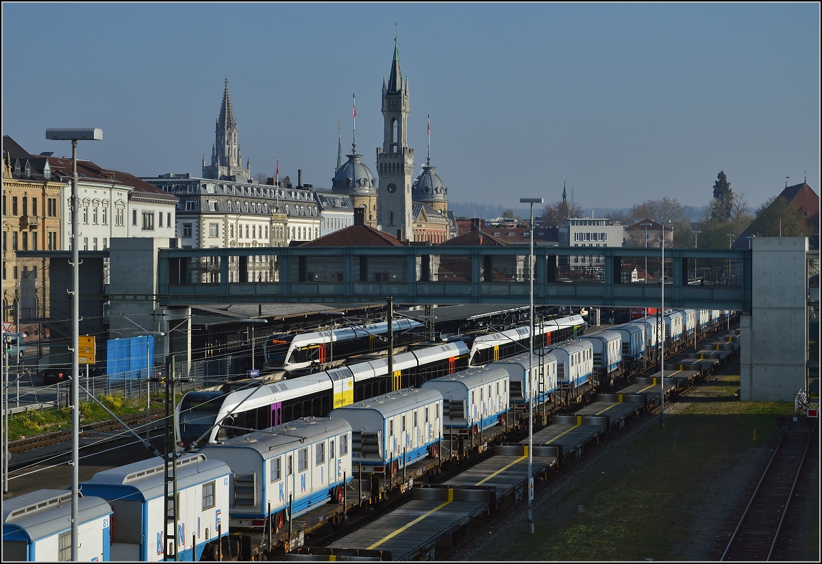 Der RE aus St.Gallen und die S14 aus Weinfelden zelebrieren die perfekte Paralleleinfahrt nach Konstanz. Bei genauem Betrachten der Bilder wurde die Szene noch besser, denn der Seehas aus Engen kam im gleichen Moment zum Stehen, während hinter mir 294 842-0 sich an den Zug setzte und dazu fuhr bereits Re 420 277-0 unter mir los. So viele gleichzeitige Zugbewegungen dürfte Bahnhof schon lange nicht mehr gesehen haben. Da dürfte die 146 der Schwarzwaldbahn aus dem Staunen nicht mehr rausgekommen sein. Konstanz, April 2016.
