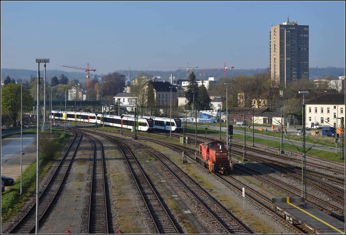 Der RE aus St.Gallen und die S14 aus Weinfelden zelebrieren die perfekte Paralleleinfahrt nach Konstanz, während unten 294 842-0 an ihren Zug rangiert. Konstanz, April 2016.