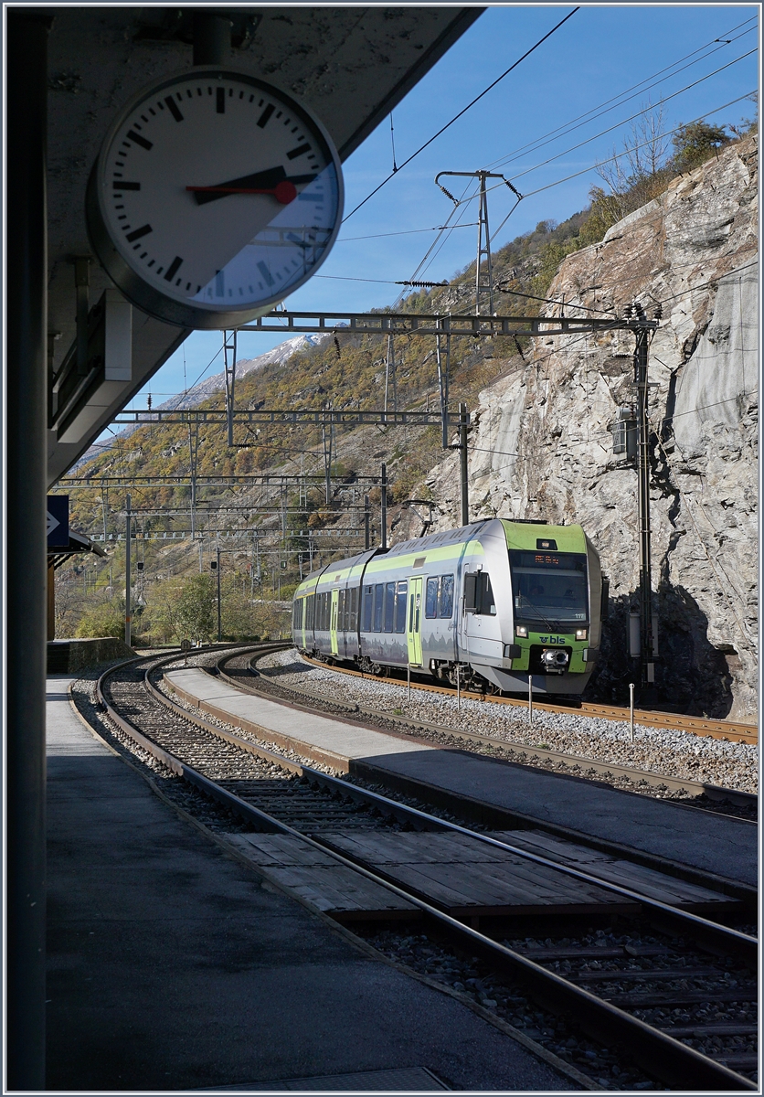 Der RE nach Brig in Form des Lötschberger RABe 535 117 und 112 erreicht den Bahnhof Lalden. 
25. Okt. 2017