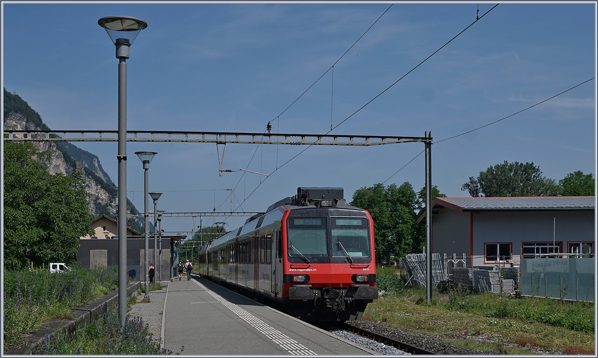 Der Region Alps Regionalzug 6112 beim Halt in Vouvry, ein Bahnhof, der seiner Weichen und Abstellgleise beraubt, zur Haltestelle degradiert wurde.

25. Juni 2019